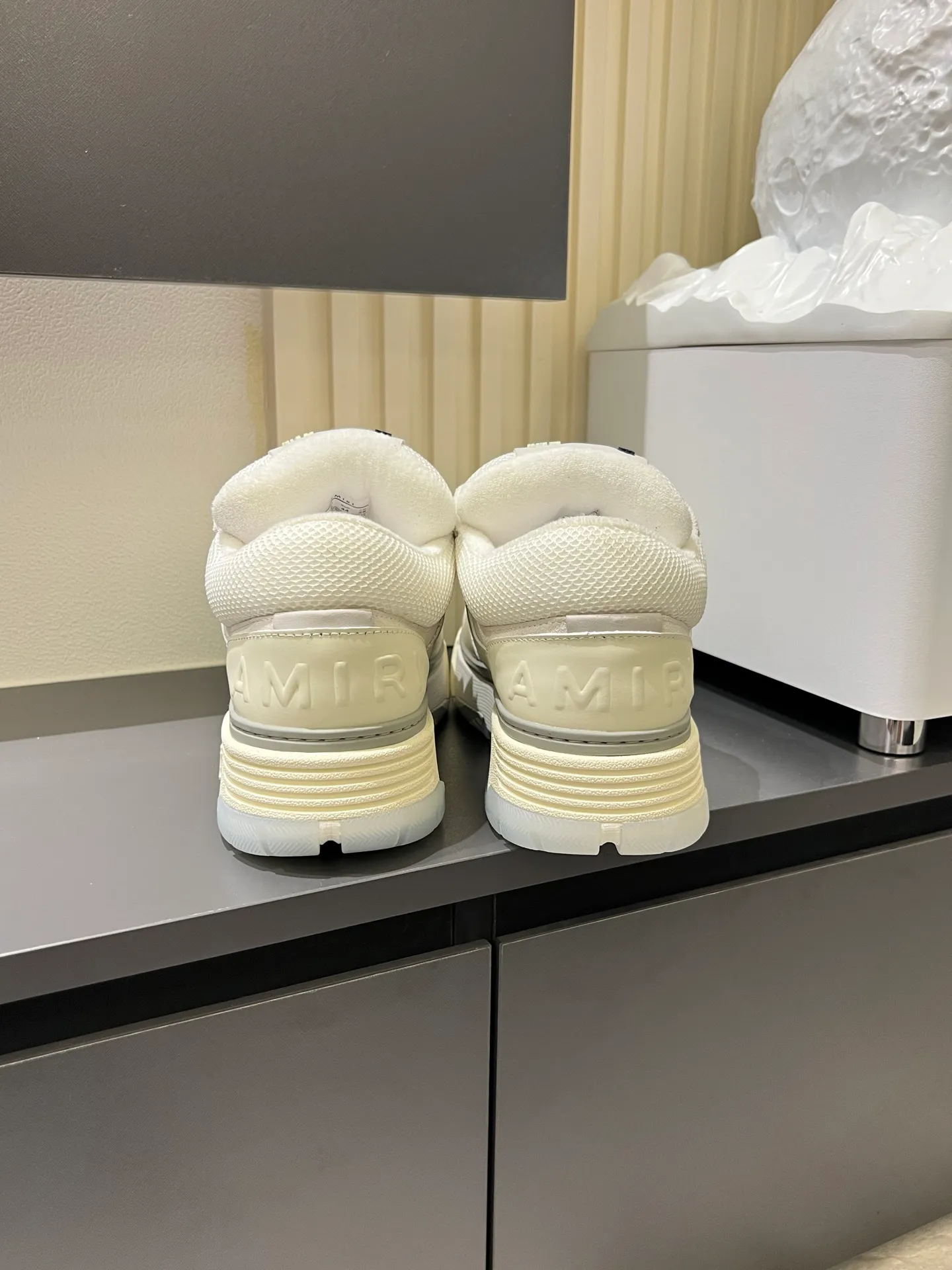 Men's shoes 💰p680 [AMIRI] 2025 spring and summer series new sneakers, new 🆕 bread shoes, bread shoes have a very special big tongue design, thickened outsole, rounded toe, oversized rubber sole and perforated star details, whoever wears them will look better! The appearance is responsible, the feet are retro and handsome! Size: 38-45